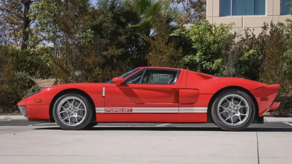 Редкий Ford GT 2005 года с пробегом всего 51 км выставили на аукцион