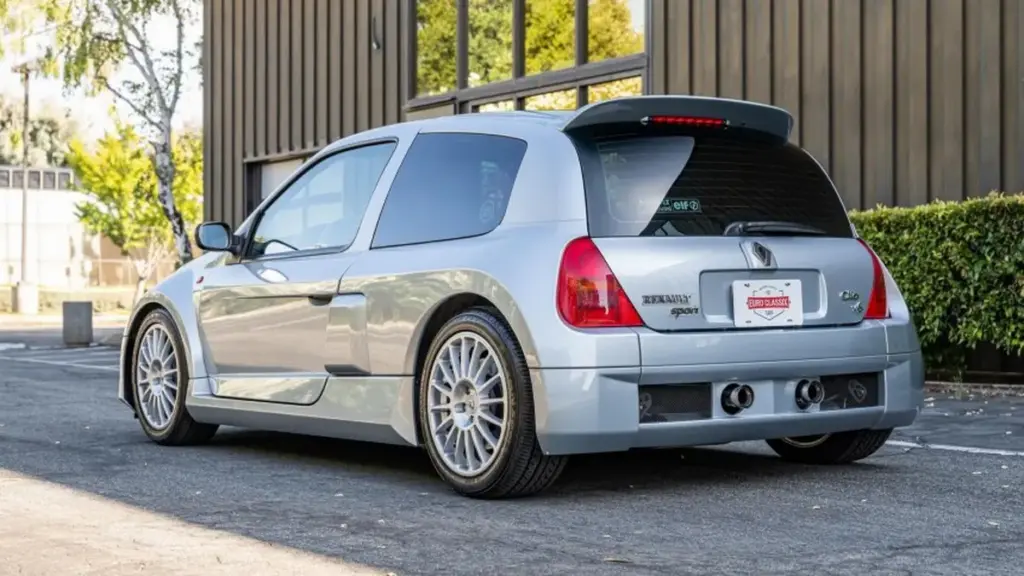Renault Clio V6 2001 року продали на аукціоні за $90 000
