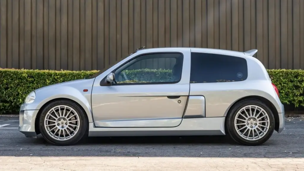 Renault Clio V6 2001 року продали на аукціоні за $90 000
