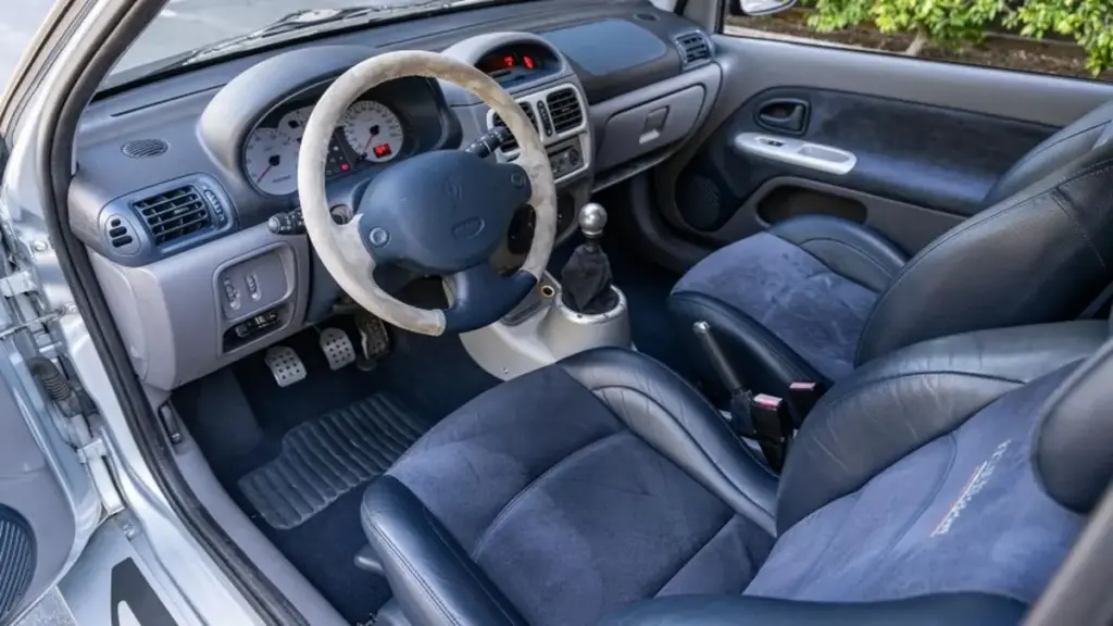 Renault Clio V6 2001 року продали на аукціоні за $90 000