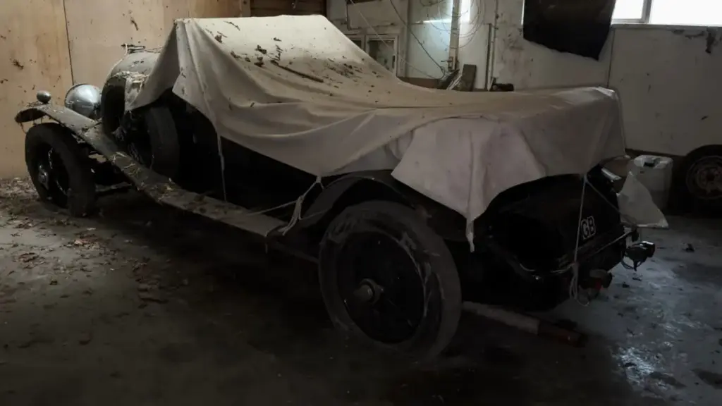Рідкісний Bentley 1928 року випуску знайшли в закинутому сараї у Великій Британії