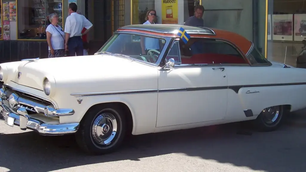 Рідкісний Ford Crestline Skyliner 1954 року виставили на продаж
