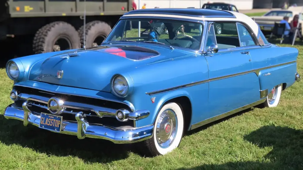 Рідкісний Ford Crestline Skyliner 1954 року виставили на продаж