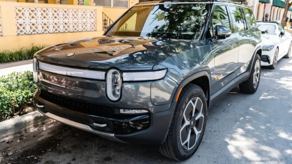 Rivian залучить власників електромобілів до бета-тестування автопілота