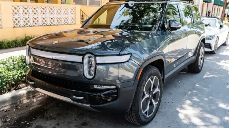 Rivian залучить власників електромобілів до бета-тестування автопілота