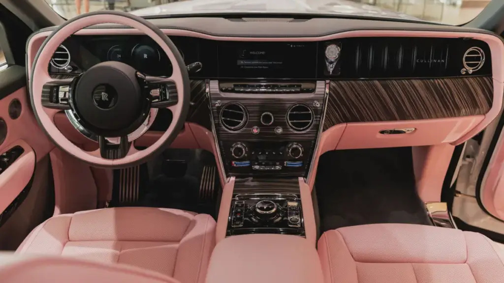 Rolls-Royce представив ексклюзивний кросовер Cullinan у рожевому кольорі для Маямі