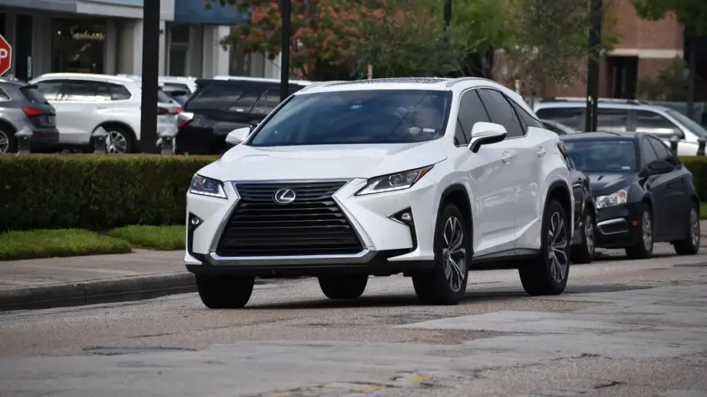 Що насправді означає абревіатура RX у назві кросовера Lexus RX
