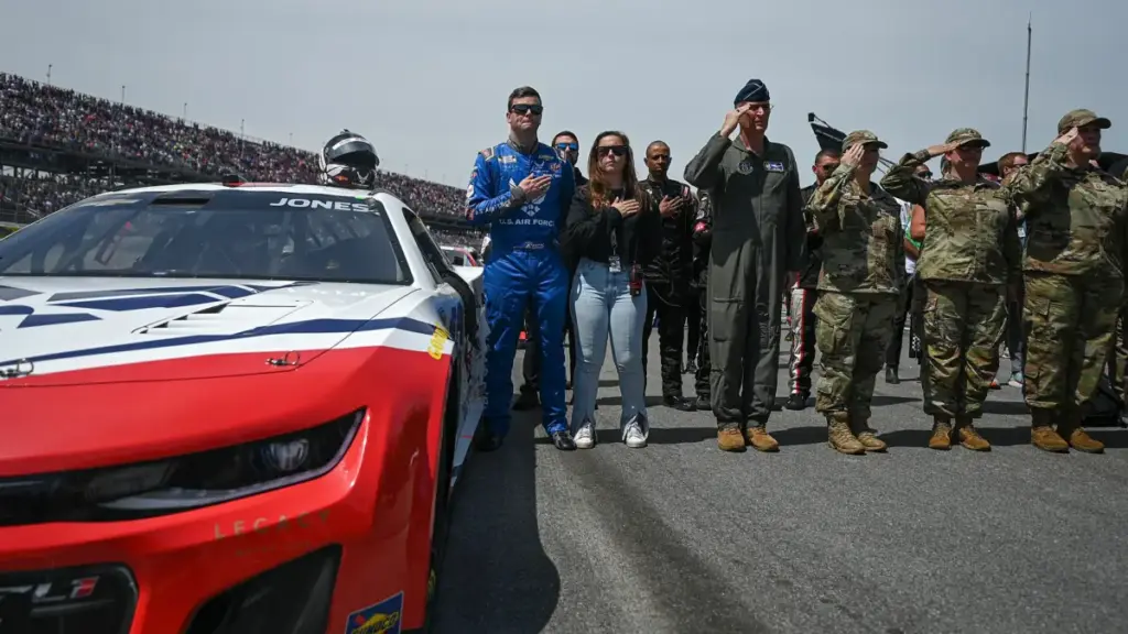 Семмі Сміт переміг на Талладезі в серії NASCAR попри командну тактику
