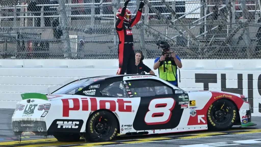 Семмі Сміт переміг на Талладезі в серії NASCAR попри командну тактику
