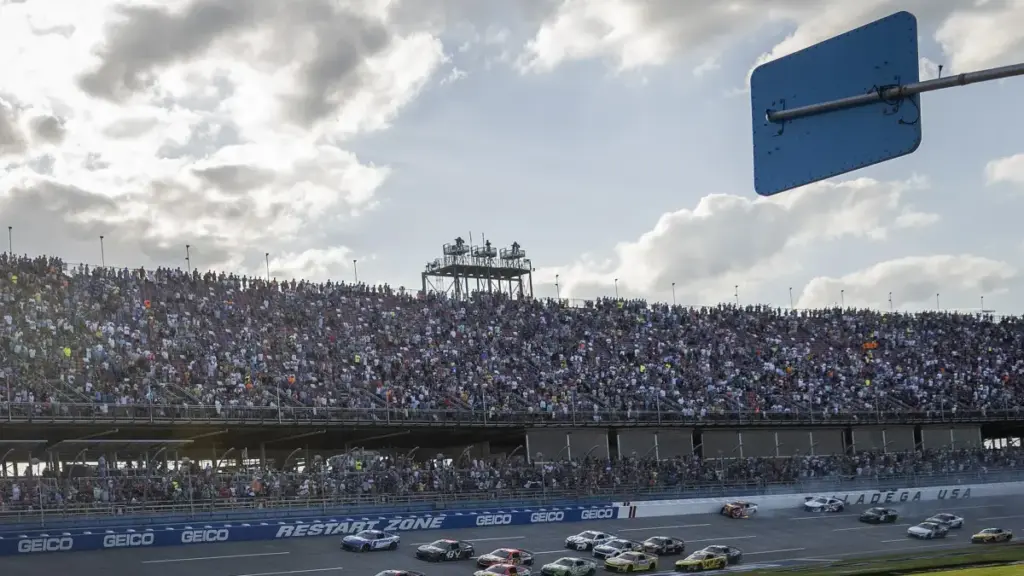 Семмі Сміт переміг на Талладезі в серії NASCAR попри командну тактику