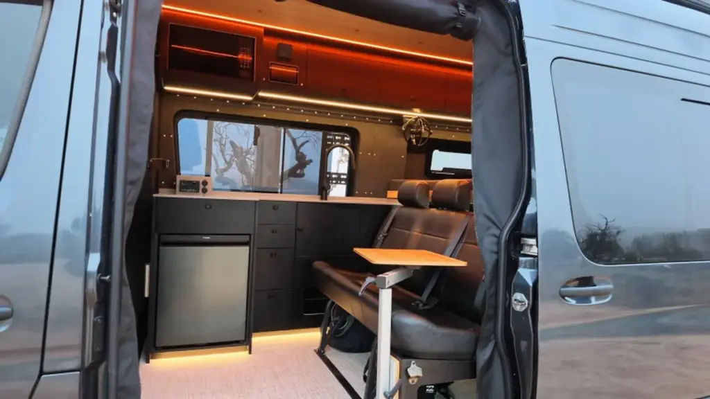 Summit Vans створила сімейний кемпер Salt Lake на базі Mercedes-Benz Sprinter