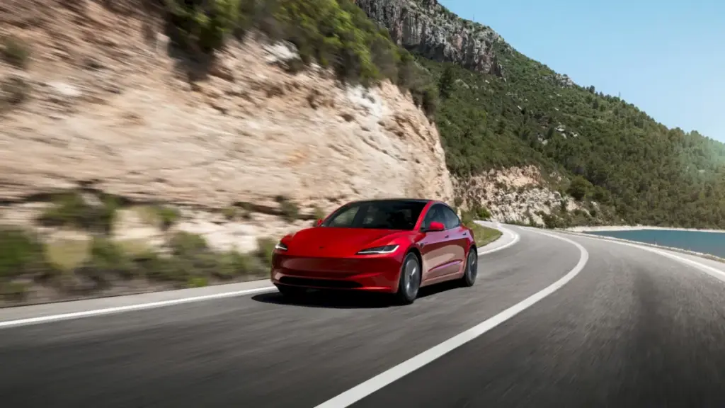 Tesla Model 3 відкликають у Європі через проблеми з подушками безпеки