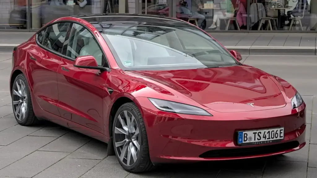 Tesla Model 3 відкликають у Європі через проблеми з подушками безпеки