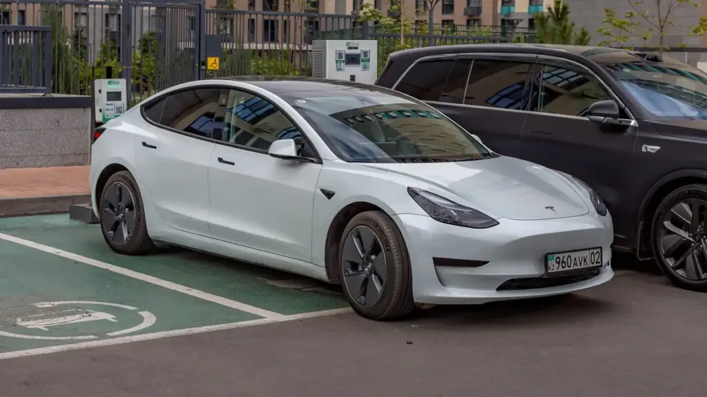 Tesla Model 3 відкликають у Європі через проблеми з подушками безпеки