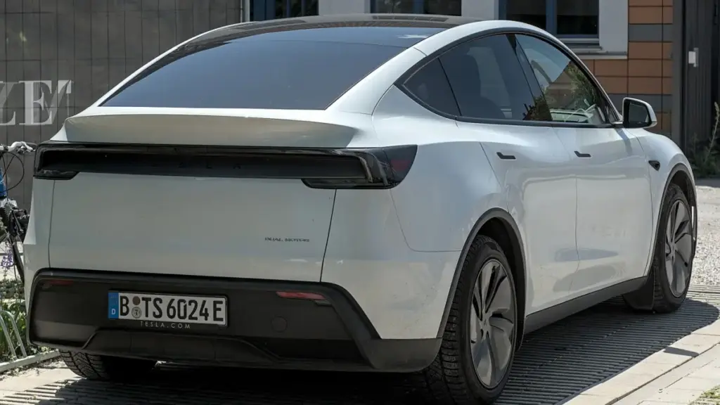 Tesla випустила подовжений трирядний кросовер Model Y L вартістю від $63 630