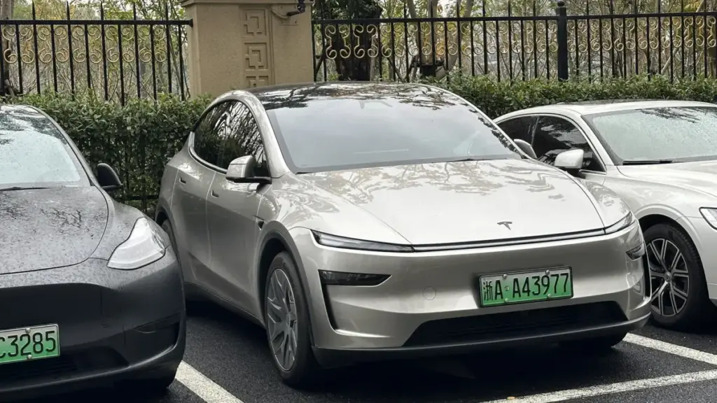 Tesla випустила подовжений трирядний кросовер Model Y L вартістю від $63 630