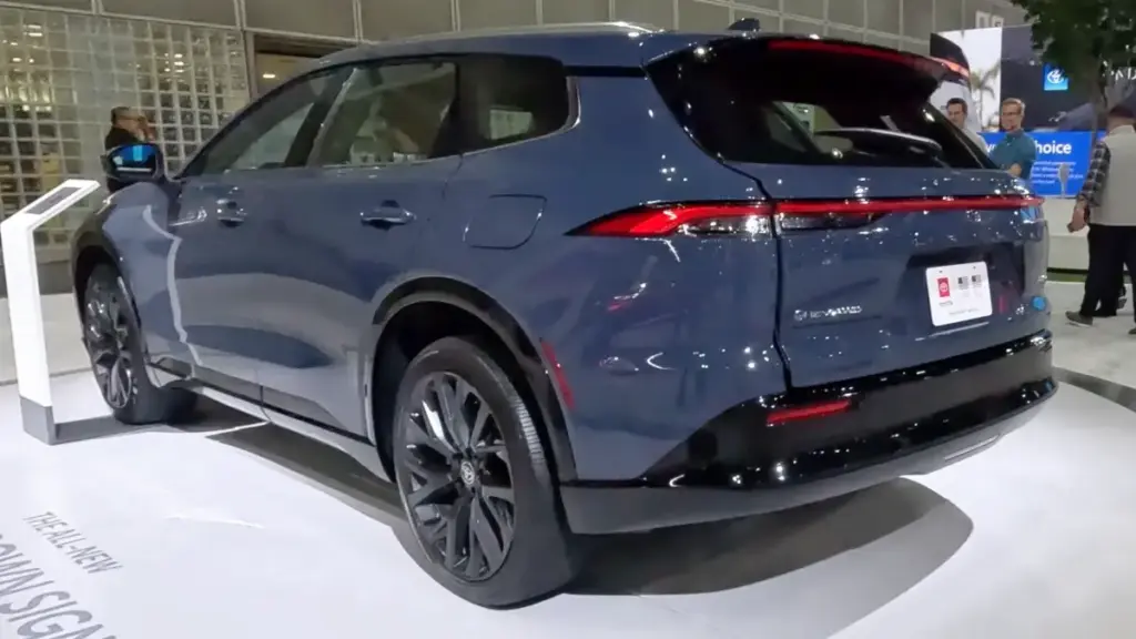 Toyota Crown Signia отримав оновлення на 2027 модельний рік