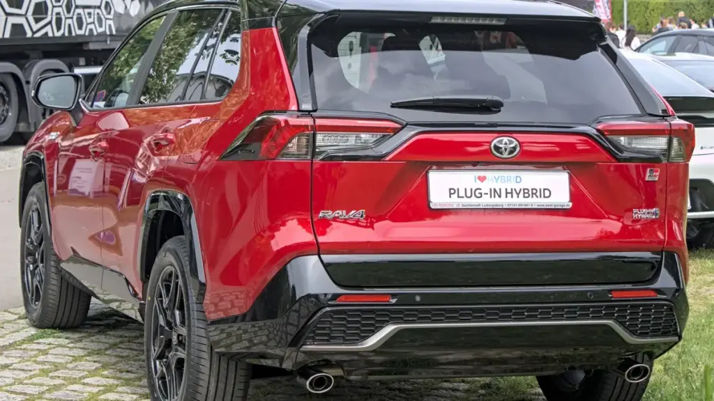 Toyota відкликає близько 31 тисячі кросоверів RAV4 PHEV через збій ПЗ