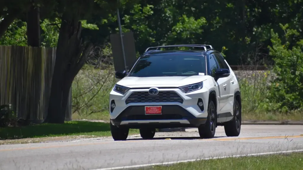 Toyota відкликає близько 31 тисячі кросоверів RAV4 PHEV через збій ПЗ