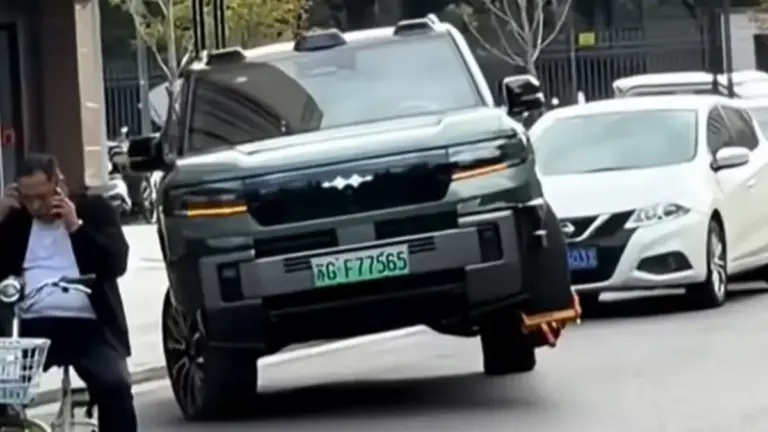 У Китаї водій BYD Fangchengbao Bao 8 обійшов блокування коліс за допомогою підвіски