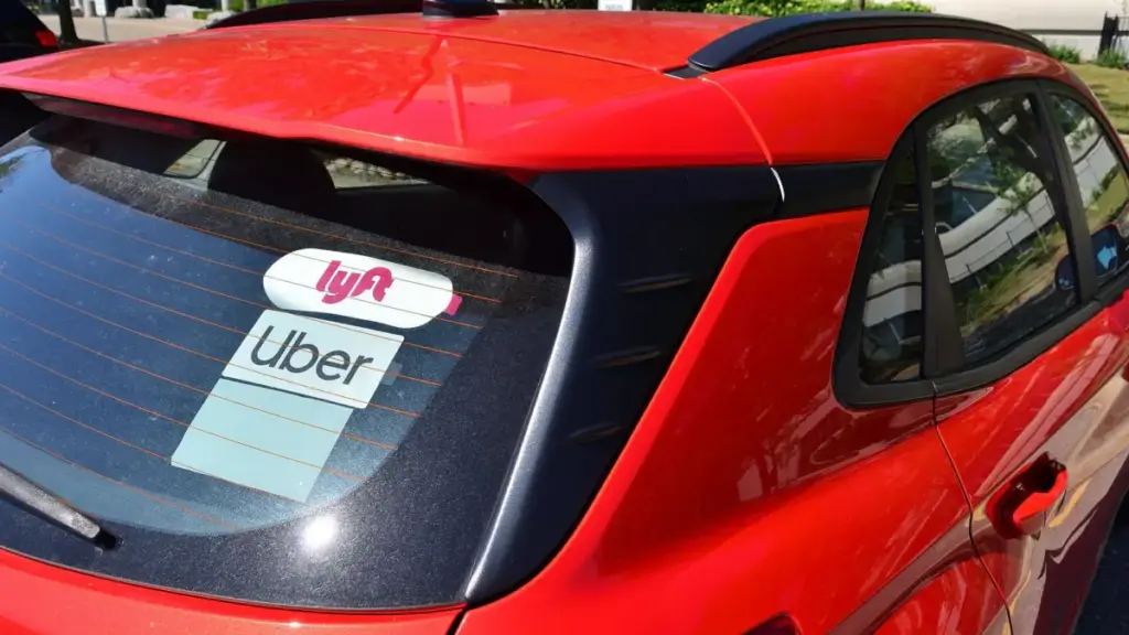 У Лондоні хочуть зобов'язати всі нові таксі та сервіси поїздок перейти на електромобілі до 2028 року