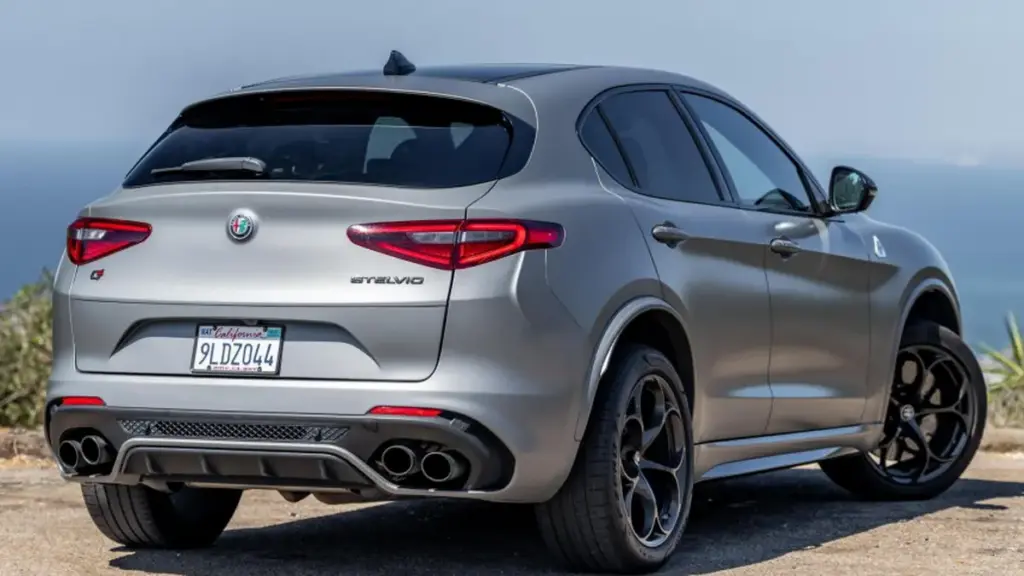 У США на аукціоні продали Alfa Romeo Stelvio Quadrifoglio за ціною Toyota Prius