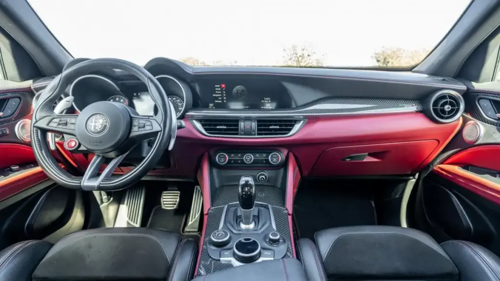 У США на аукціоні продали Alfa Romeo Stelvio Quadrifoglio за ціною Toyota Prius