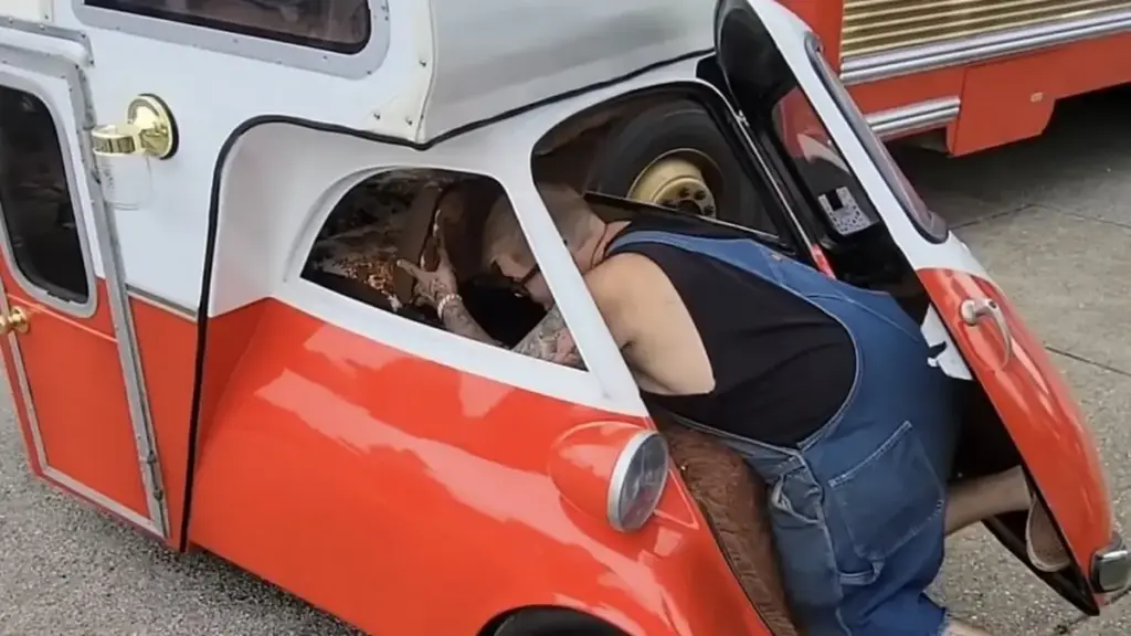 У США помітили унікальний мініатюрний дім на колесах на базі BMW Isetta