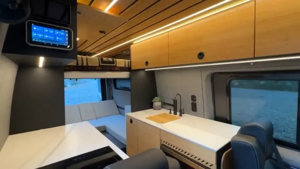 Унікальний сімейний кемпер TeenyKana на базі Mercedes Sprinter виставили на продаж