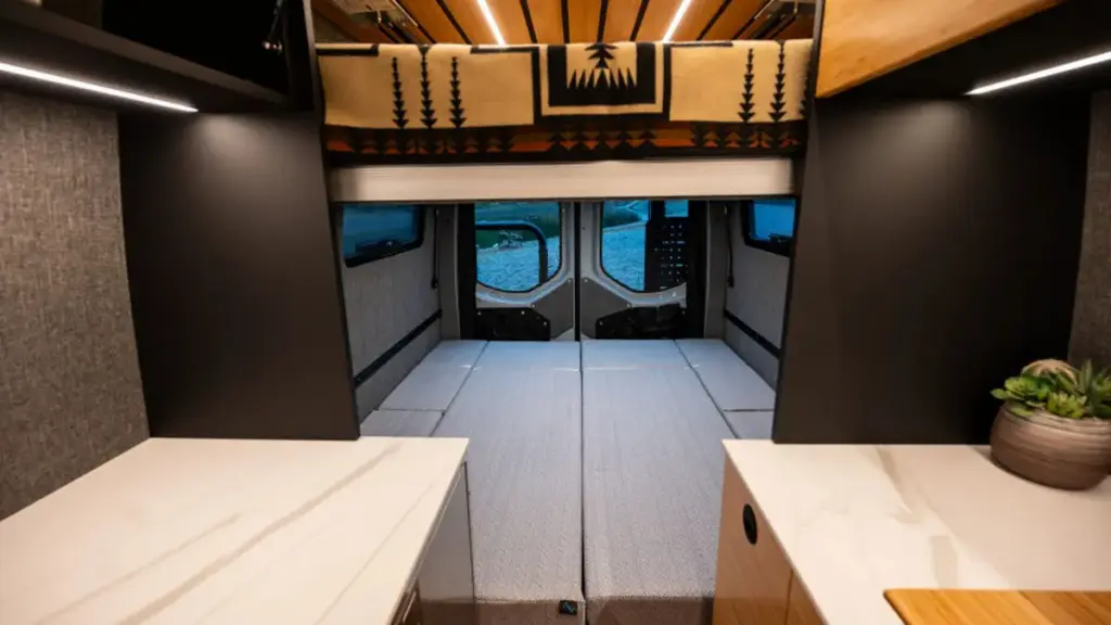 Унікальний сімейний кемпер TeenyKana на базі Mercedes Sprinter виставили на продаж