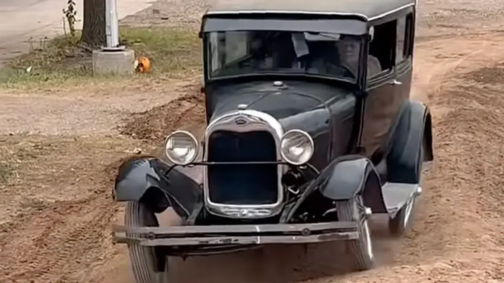 Вінтажний 1928 Ford Model A переміг позашляхову трасу для нових пікапів