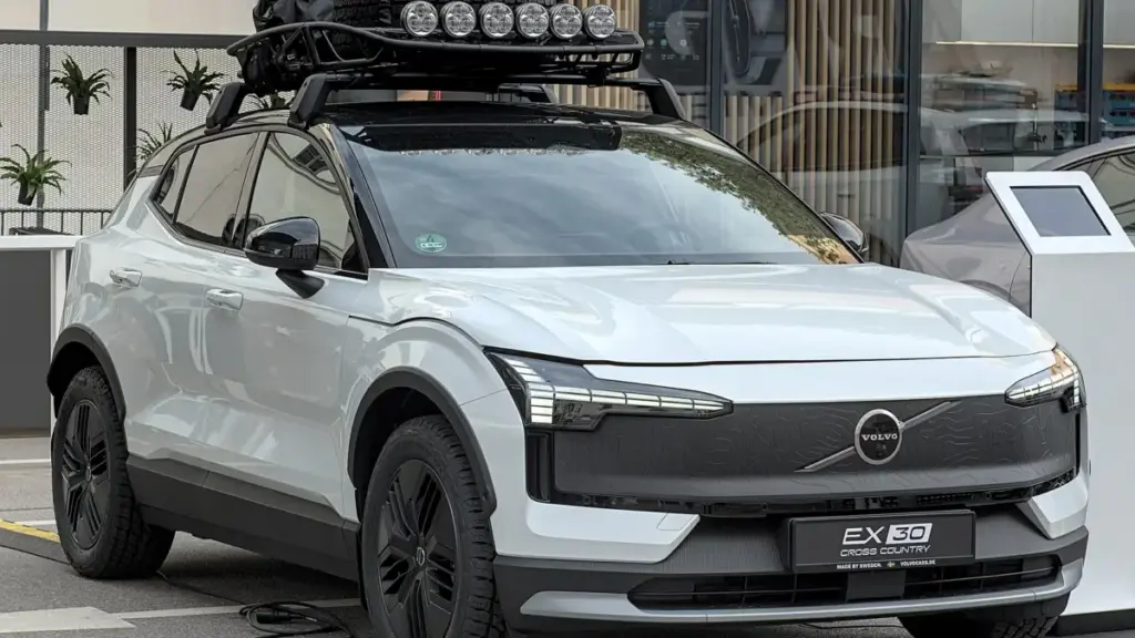 Volvo відкликає електричні кросовери EX30 через проблеми з підголівниками