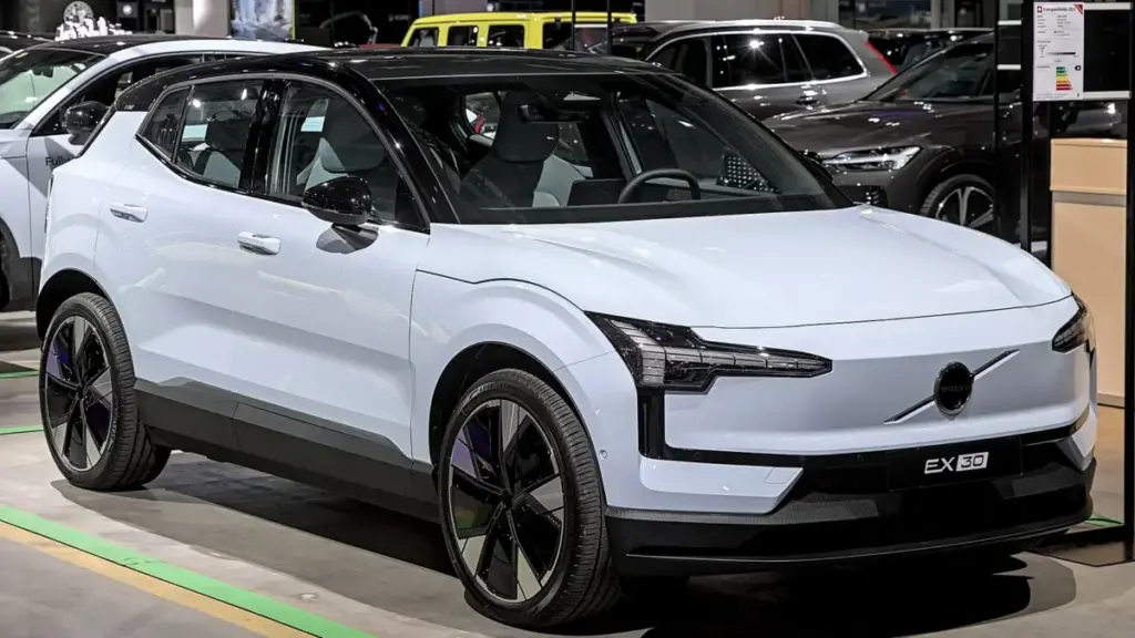 Volvo відкликає електричні кросовери EX30 через проблеми з підголівниками