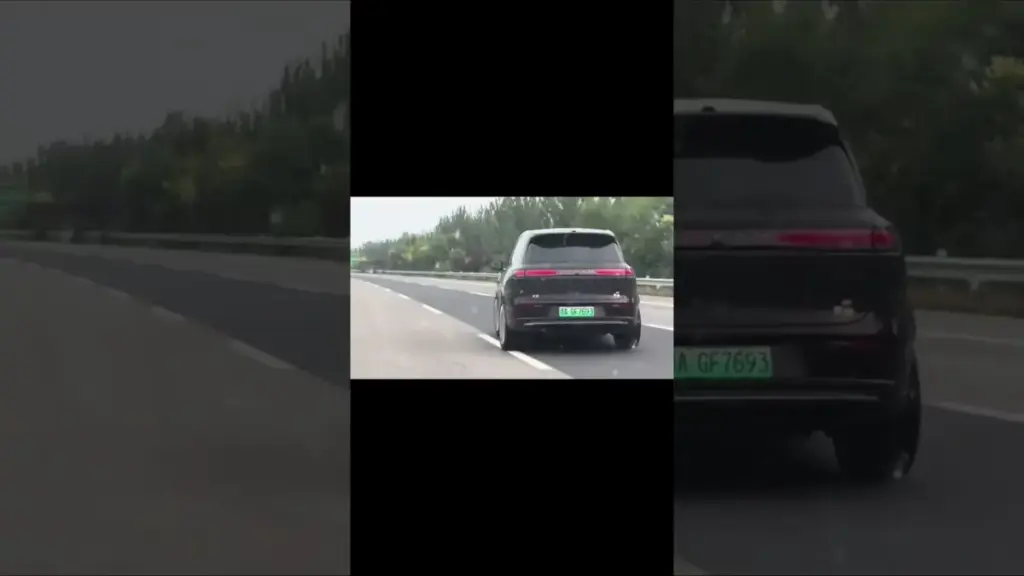 Voyah Taishan помітили на трасі з незвичним «крабовим ходом»