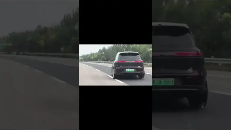 Voyah Taishan помітили на трасі з незвичним «крабовим ходом»