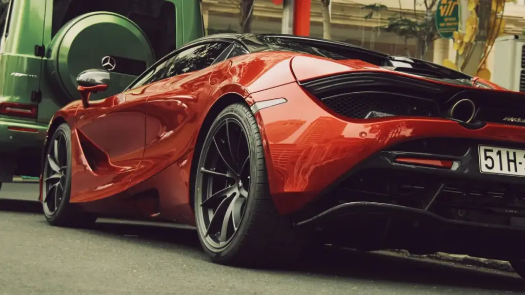 Згорілий McLaren 720S раптово зайнявся на штрафмайданчику через місяць після аварії
