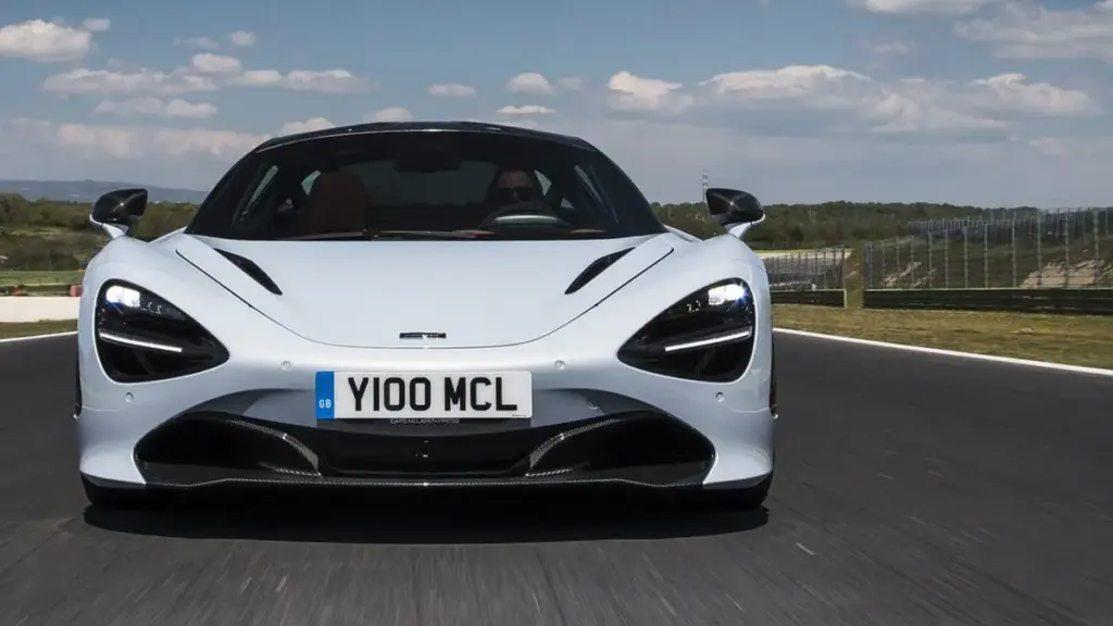 Згорілий McLaren 720S раптово зайнявся на штрафмайданчику через місяць після аварії